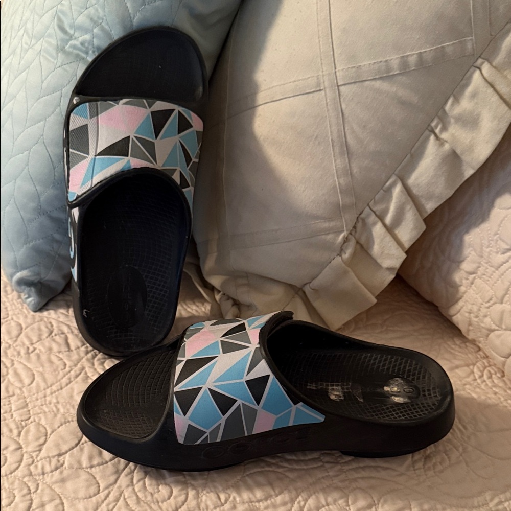 OOFOS Geometric Pattern Slide Sandals